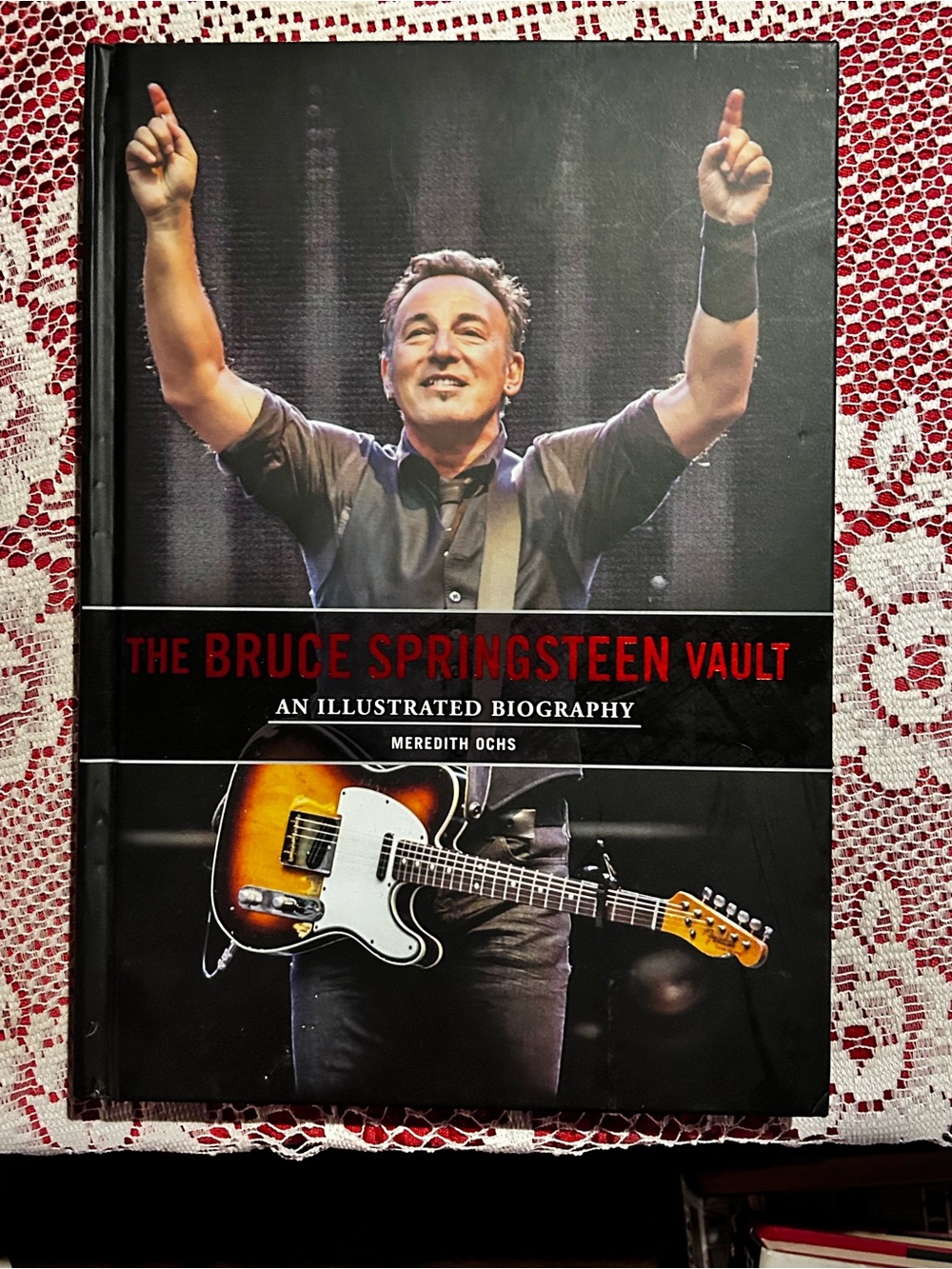 The Bruce Springsteen Vault - Illustrated Biography (Black Cover with Guitar)